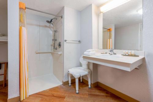 兀兰Super 8 by Wyndham The Woodlands North的一间带水槽和淋浴的浴室