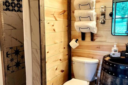 劳伦斯堡#4 Kentucky Bourbon Trail Bourbon Barrel Cottages的浴室配有卫生间、水槽和毛巾。