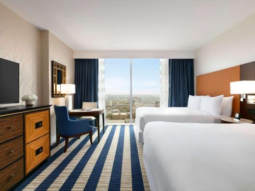 奥斯汀奥斯丁费尔蒙酒店的酒店客房设有两张床和电视。