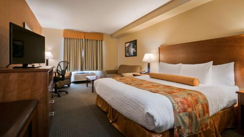 莱斯布里奇最佳西方服务酒店及套房的配有一张床和一台平面电视的酒店客房