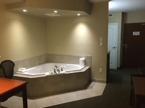 莱斯布里奇最佳西方服务酒店及套房的客房内的大浴缸