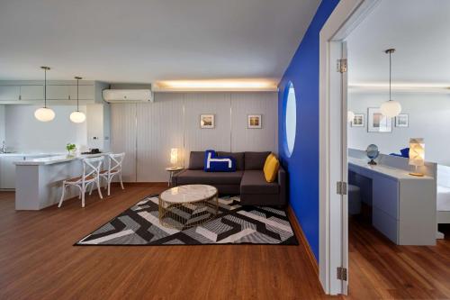 芭东海滩HOMM Bliss Southbeach Patong的客厅配有沙发和桌子