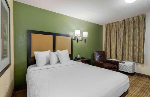 查塔努加美国长期入住酒店-查塔努加机场的酒店客房带一张大床和一把椅子