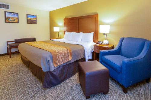 盐湖城盐湖城市中心康福特茵酒店的酒店客房,配有一张床和一张蓝色椅子