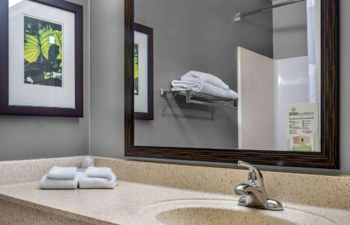 罗阿诺Extended Stay America Select Suites - Roanoke - Airport的浴室配有盥洗盆、镜子和毛巾