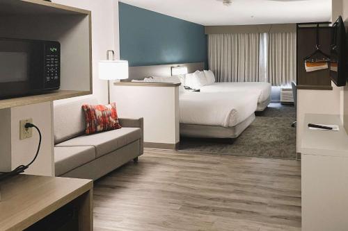 GermantownComfort Inn & Suites NW Milwaukee的酒店客房,设有两张床和一张沙发