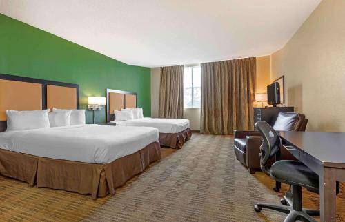 普莱诺酒店Extended Stay America - 达拉斯 - 弗兰克福路的酒店客房配有两张床和一张书桌