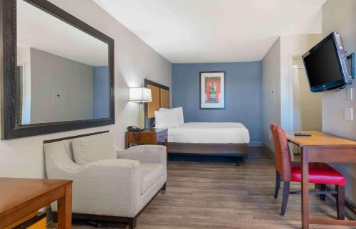 欧弗兰帕克长住美州酒店-堪萨斯城-莱内克萨-第87街的酒店客房设有一间带一张床和镜子的卧室