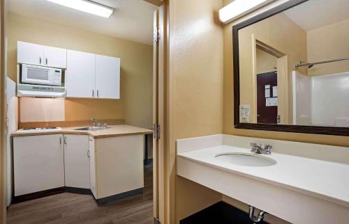巴吞鲁日美国长住酒店 - 巴吞鲁日 - 城市区的一间带水槽和微波炉的浴室