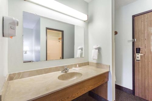 加利波利斯Super 8 by Wyndham Gallipolis Pt Pleasant Area的一间带水槽和大镜子的浴室