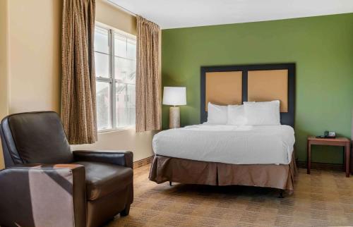 印第安纳波利斯印弟安纳波里斯-机场W 南大街美国酒店的配有一张床和一把椅子的酒店客房