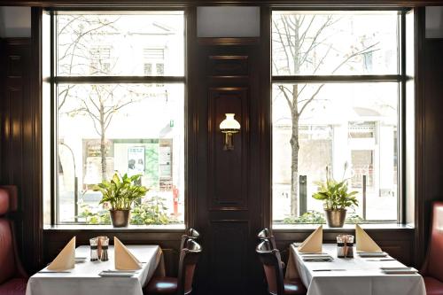 海宁艾德贝斯特韦斯特优质酒店的用餐室设有2张桌子和2个窗户
