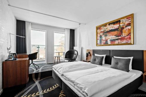 海宁艾德贝斯特韦斯特优质酒店的一间卧室配有一张床、一张桌子和一把椅子