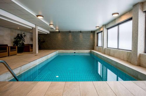 于默奥北欧于默奥南酒店的游泳池,位于带泳池导览器的大楼内