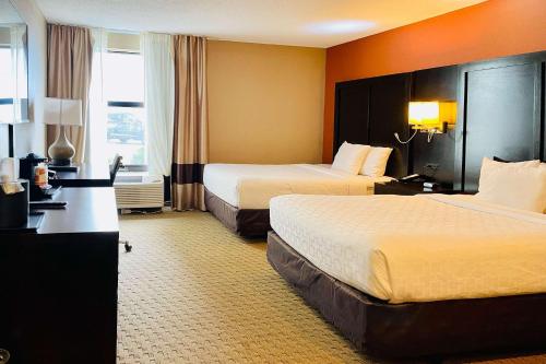 埃文斯维尔克拉丽奥酒店&套房 的酒店客房配有两张床和一张书桌