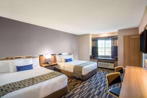 弗纳尔那不勒斯温德姆韦纳穆麦克罗特客栈&套房的酒店客房设有两张床和电视。