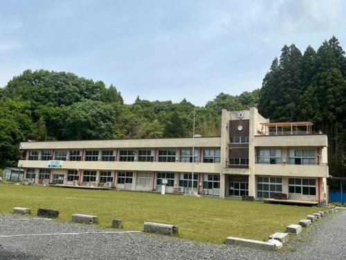 IitoyoIitoko - Vacation STAY 43595v的前面有草地的大建筑