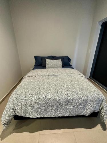 迈普Bosques de Mayo的一间卧室配有一张带蓝色枕头的大床