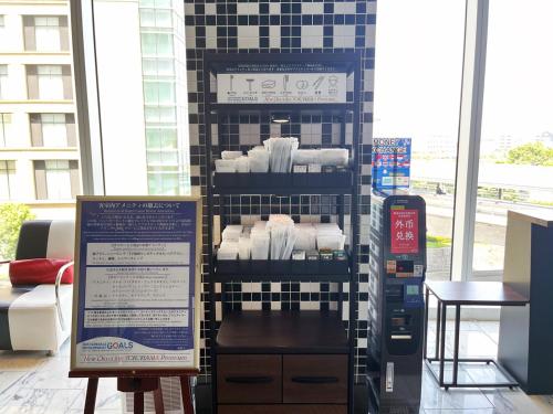 横滨横滨新大谷尊贵酒店的商店里带有标志的毛巾展示