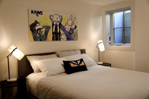 西雅图Modern and warm house的卧室配有一张床,墙上挂有绘画作品