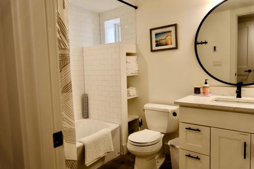 西雅图Modern and warm house的一间带卫生间、水槽和镜子的浴室