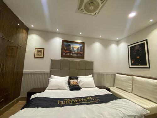 伊斯兰堡Hotel Milton的卧室配有带白色枕头的大床