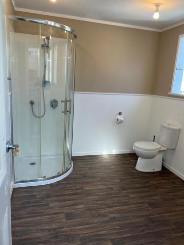 WhangaroaFISHERMANS’DELIGHT的一间带卫生间和玻璃淋浴间的浴室