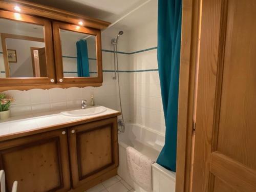 克雷斯特沃朗Appartement Crest-Voland, 3 pièces, 6 personnes - FR-1-733-140的浴室配有盥洗盆、镜子和浴缸