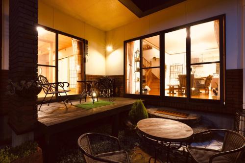 松江市Morinoka - Vacation STAY 43707v的庭院设有木桌、椅子和窗户。