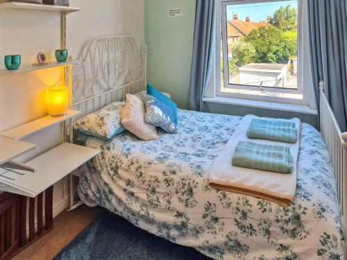 荷尼湾Hillrise的一间小卧室,配有一张带窗户的床