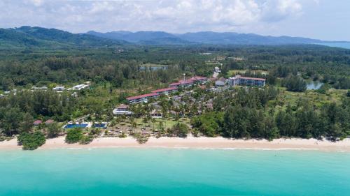 蔻立Kantary Beach Hotel Villas & Suites的海滩上的度假村的空中景观