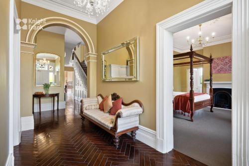 霍巴特克莱兹代尔庄园酒店的带沙发的客厅和卧室
