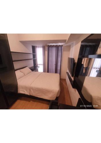 Apartemen Tokyo Riverside Tower Dotonbori LT 12的配有一张床和一台平面电视的酒店客房