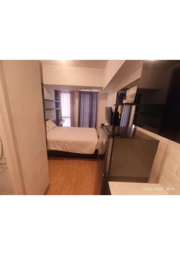 Apartemen Tokyo Riverside Tower Dotonbori LT 12的小房间设有床和镜子