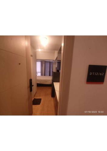 Apartemen Tokyo Riverside Tower Dotonbori LT 12的走廊通往卧室,卧室内设有一张床