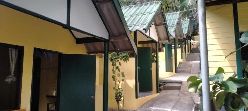 象岛海岛旅馆的一排拥有绿色和黄色墙壁的房屋