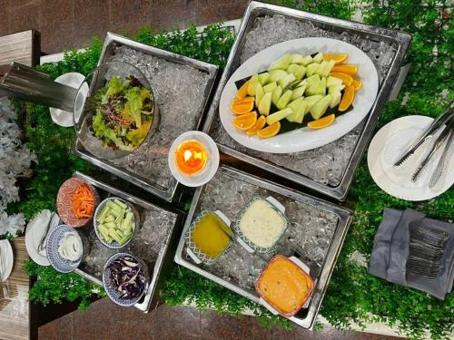 珍南海滩Malibest Premier的一张桌子,上面放着四盘不同种类的食物