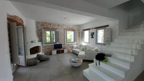 帕罗斯岛Villa Laguna Blu的白色的客厅设有楼梯和沙发