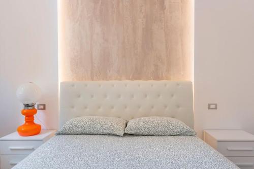 Galbiate4 Gnocchi - Galbiate的一间卧室配有一张带橙色灯的床