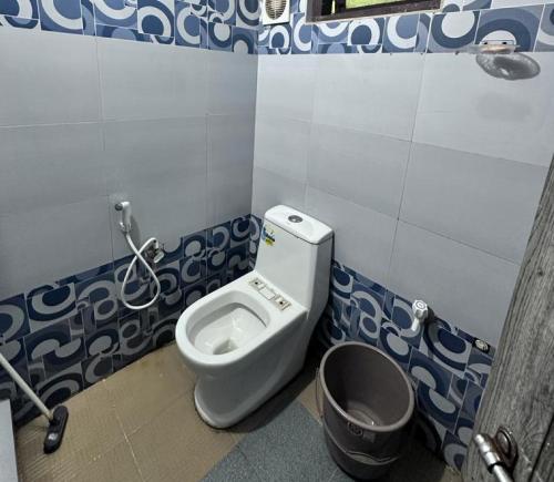 瓦亚纳德Andoor private pool的一间带卫生间和垃圾桶的浴室