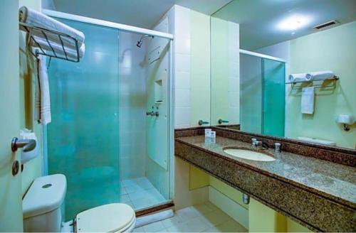 圣保罗Nobile Congonhas的一间带玻璃淋浴、卫生间和水槽的浴室