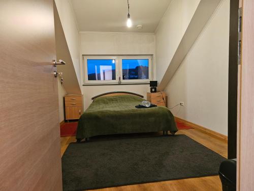 埃特尔布吕克Chambre privé dans belle maison 2的一间卧室设有一张床和一个窗口