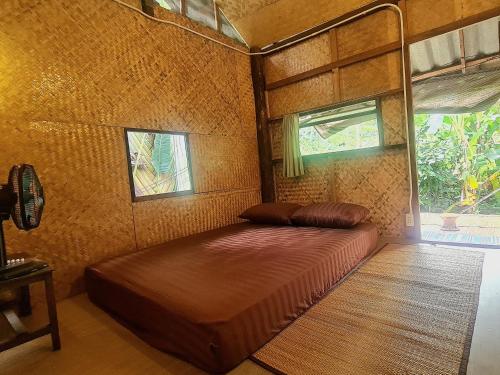 拜县Sun Moon Pai Bungalow的一间带床的卧室,位于带窗户的房间内