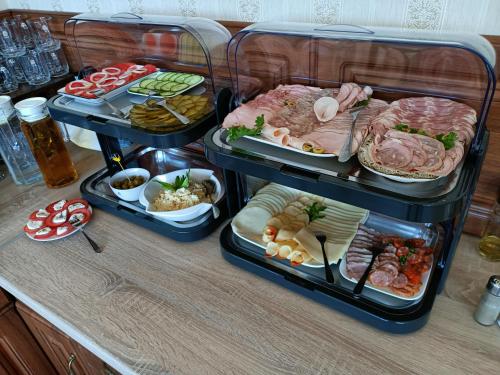 什切尔克uDany Noclegi obok Gondoli的自助餐,餐桌上放着几盘食物