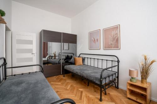 弗罗茨瓦夫A.S. Home Świdnicka Street的一间卧室配有两张床和镜子