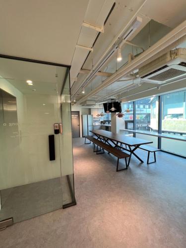 首尔Seoul Cube Jongro的一间会议室,内设一张桌子和一面玻璃墙