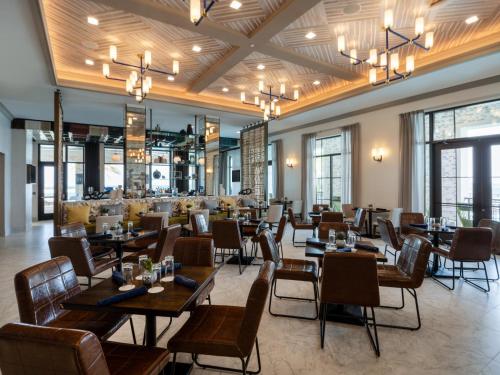 巴拿马城Hotel Indigo - Panama City Marina, an IHG Hotel的餐厅设有桌椅和窗户。