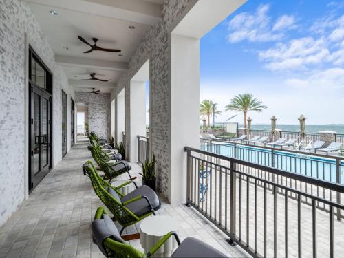 巴拿马城Hotel Indigo - Panama City Marina, an IHG Hotel的一个带椅子和游泳池的度假阳台