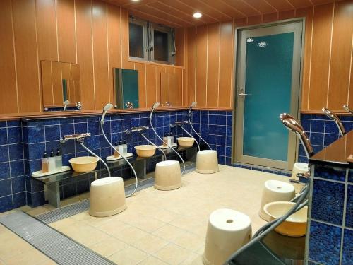 名古屋HOTEL ERENOA - Vacation STAY 69058v的浴室设有一排盥洗盆和卫生间