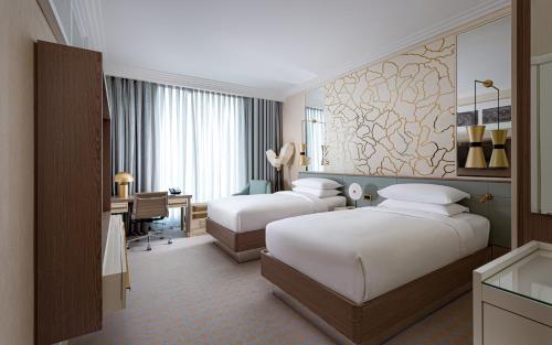 巴库Baku Marriott Hotel Boulevard的酒店客房配有两张床和一张书桌
